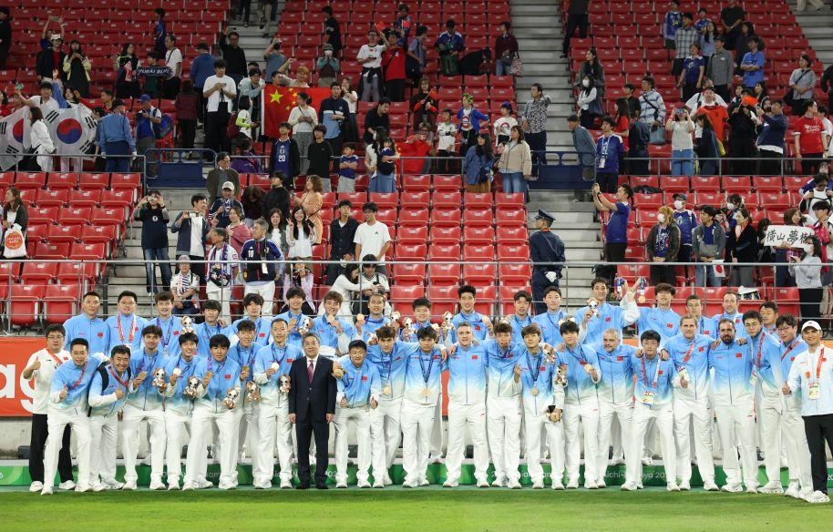 🔥亚运铜牌到手！中国U23国足创造历史！名古屋亚运会男足铜牌战，中国队迎战乌兹别克斯坦。常规时间胡荷韬、王钰栋先后破门，两度领先又两度被扳平，双方2-2战平直接进入点球大战。门将李昊神勇发挥，两扑点球，中国队点球4-3取胜，总比分6-5拿下铜牌。
 
这支青年军从死亡之组突围，1/4决赛力克泰国闯入