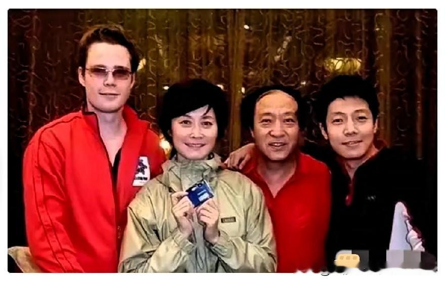 刚才有朋友问敬一丹告别仪式上，央视主持人几乎都来了，为啥没见到撒贝宁呢。
 
告别仪式在八宝山举办，朱军、朱迅、尼格买提、水均益等人都到场，倪萍身在外地赶不过来，特意发文悼念。
 
唯独不见撒贝宁，不少网友就在议论，没来是不是代表心意不够。
 
其实未必是这样。当年敬一丹很看好撒贝宁，见证了他的成长