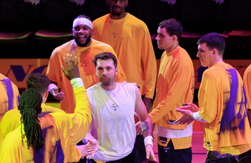 近日著名分析师Zach Lowe和前NBA主教练斯坦·范甘迪录制了《The Zach Lowe Show》播客，在最新更新的一期里，他们谈到湖人的相关话题。

Lowe：那么你在西部最困惑的球队是哪支？

大范甘迪：西部我选湖人。他们的核心三人组确实不错，如果凯斯勒保持健康，他和东契奇、里夫斯的进攻搭档威力十足。但除 ​