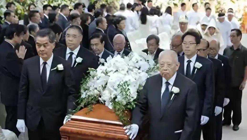 香港送别场面里，最让人意外的不是豪宅和市值，而是排在最前面替人“撑场”的那个人

 
董建华的名字一出，霍英东、郑裕彤、何鸿燊这些老牌豪门的告别里，都能看到他站位很靠前
 
有人说这圈子看重的不是钱数，是“交情到位”和“人品顶得住”，最后连至亲的体面都要交到他手里
 
你说这算不算一种人情资产？如果