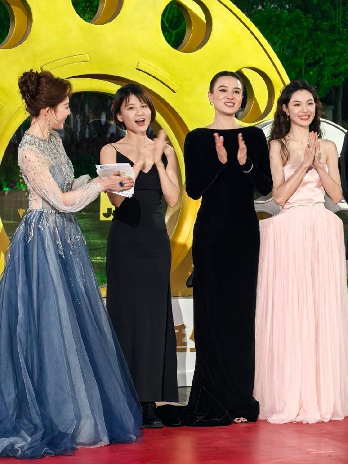 最近宋佳和钟楚曦一起现身厦门，两位美女搭配的都很有特色，看起来也超有姐...