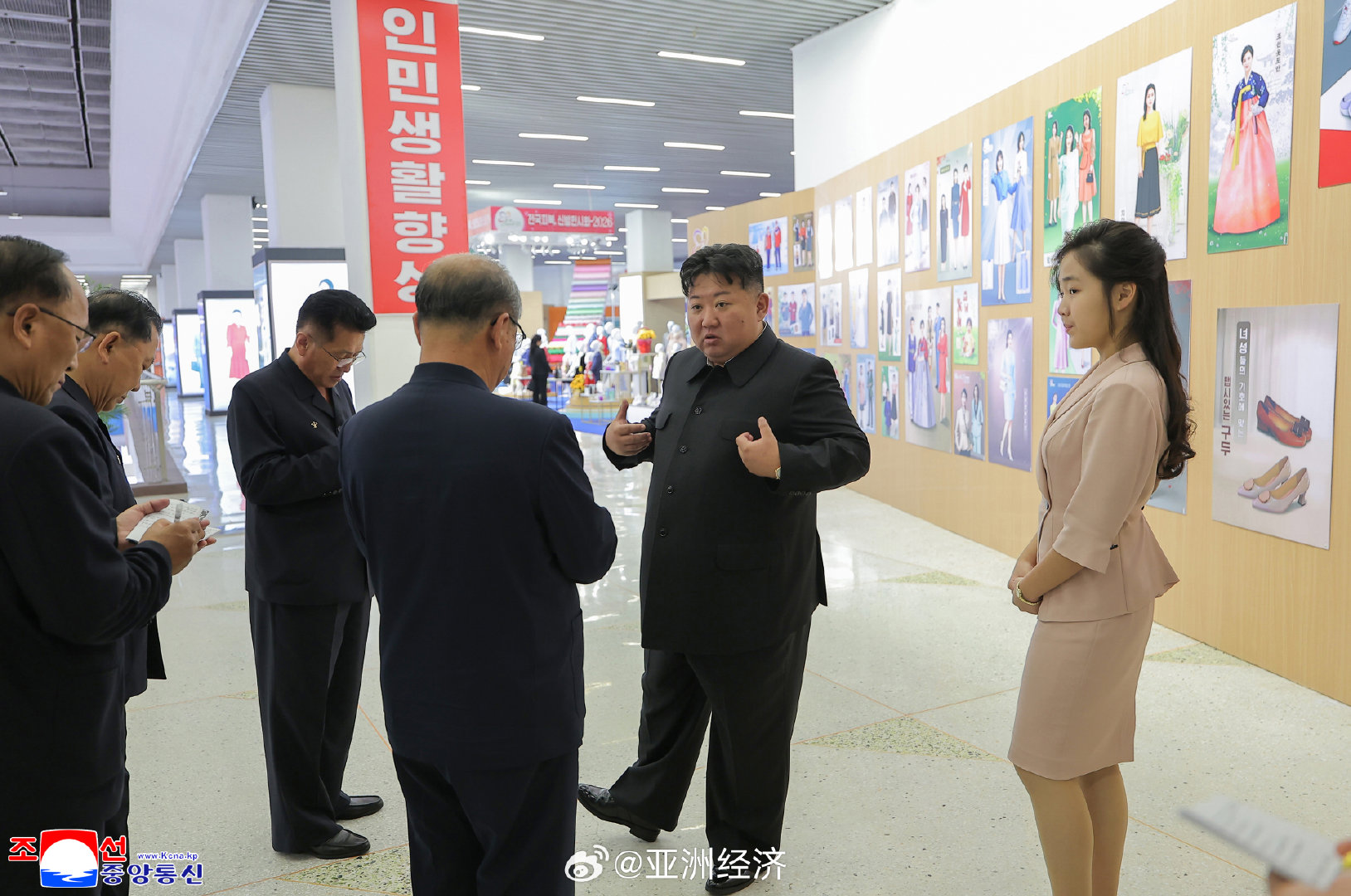 【金正恩携妻女视察轻工业部门服装鞋类展览会[围观]】据朝中社20日报道，朝鲜国务委员长金正恩前日携夫人李雪主、女儿金主爱（音）一起参观了以“新产品开发和质量提升热潮”为主题举办的轻工业部门服装鞋类展览会。 ​​​​#金正恩携妻女视察服装鞋展# ​
