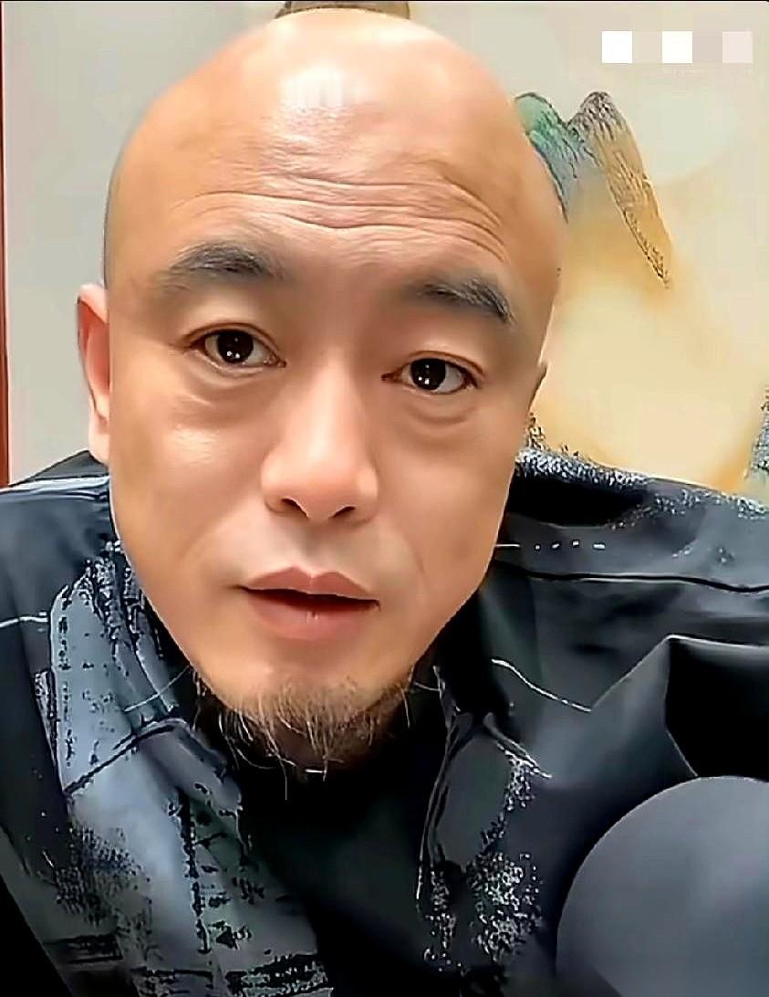 “辛巴要回来直播了！” 这话一落地，丁老五那边，直播间瞬间就炸了。屏幕...
