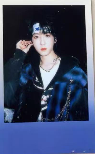 #杨博文周边中转站[超话]# 🔆【未绑定小卡】杨博文荣耀之战极恶都市拍立得38💰
默认出厂瑕拍下不退不换无开箱不售后介意忽下单 ​