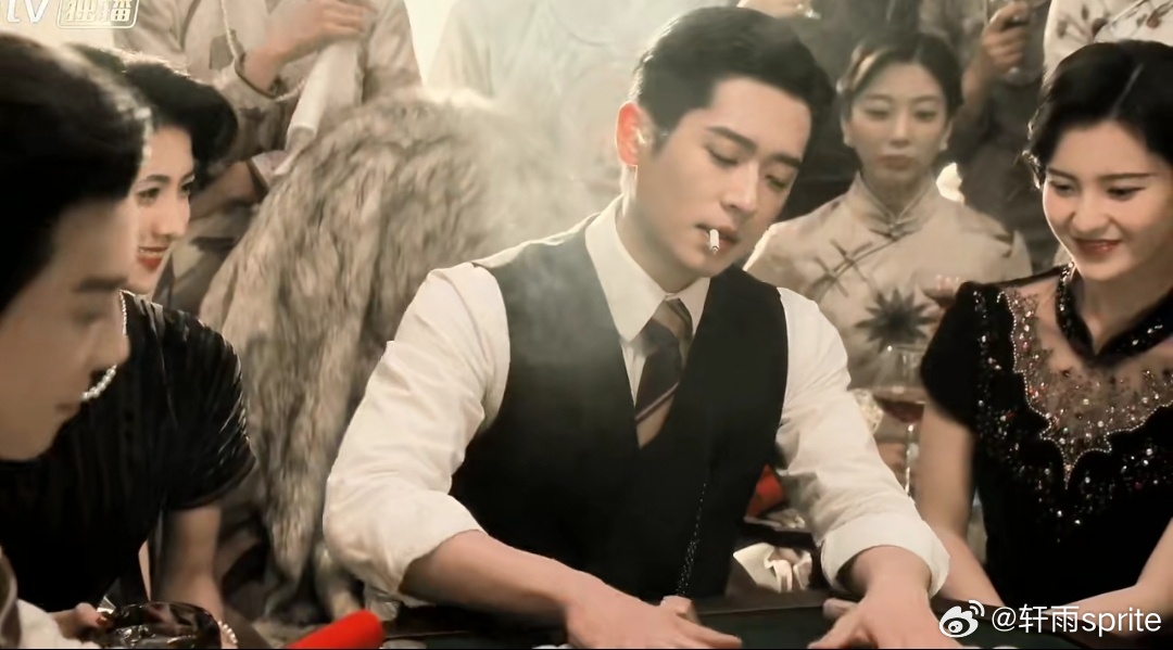 #丞磊人生镜头#
 《玉簟秋》开播当晚，丞磊的麻将桌出场直接成了全网刷屏名场面。
他演的虞昶轩斜倚牌桌，洗牌、摸牌、咬烟一气呵成，表面是混不吝的军阀五少，抬眼扫一圈时又全是审视和算计。一句“胡太小了没意思，这把我通赔三家”，把纨绔外壳下的底气、城府和压迫感全端了出来。
这个镜头之所以能 ​