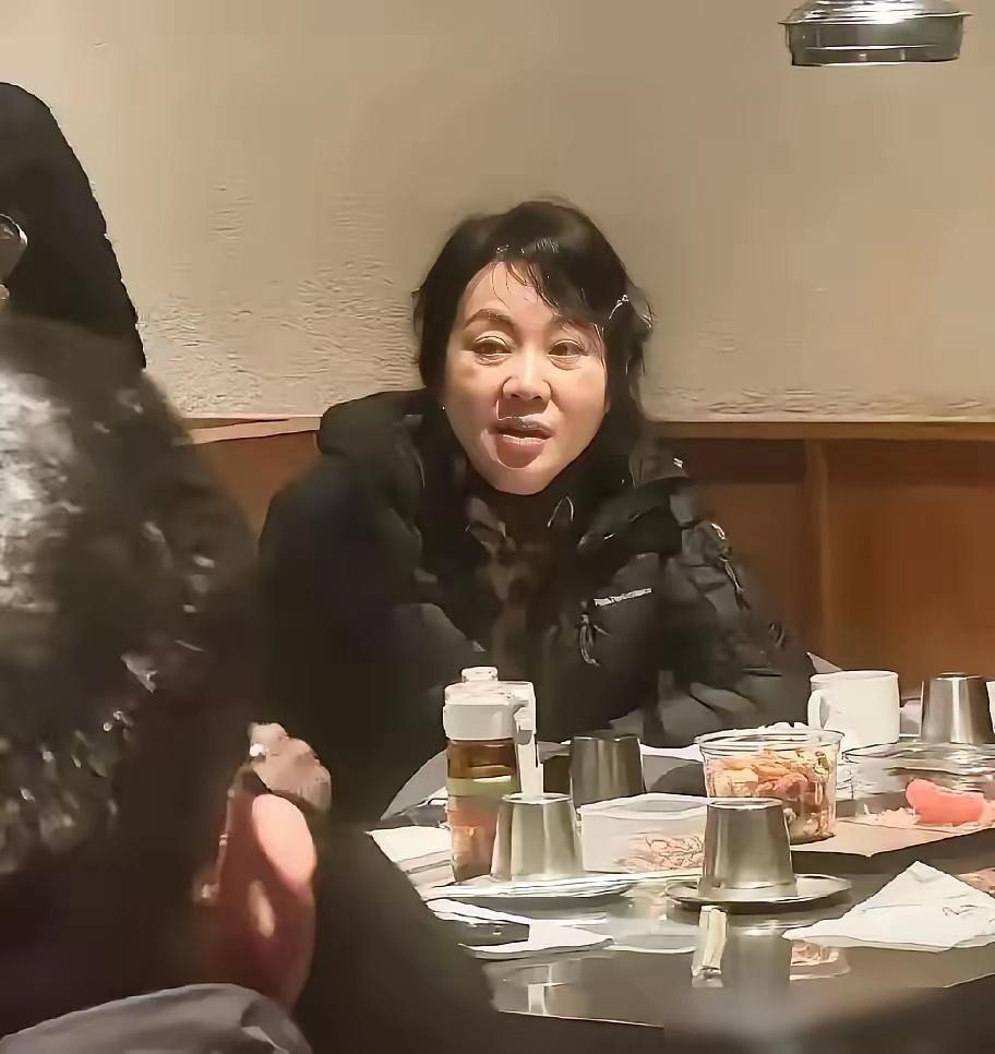 55岁的闫妮，在西安街头被拍了个正着。素颜，没滤镜，眼角纹路清清楚楚，整个人透着股疲惫。可就在几天前，湾区晚会上她穿着黄裙子，明艳得全网都在夸。这反差也太狠了。
​台上是女明星，台下就是个普通中年女人。没工作的时候，她窝在西安老家照顾九旬父母，生活简单到无聊。上节目还自曝，一直单身 ​