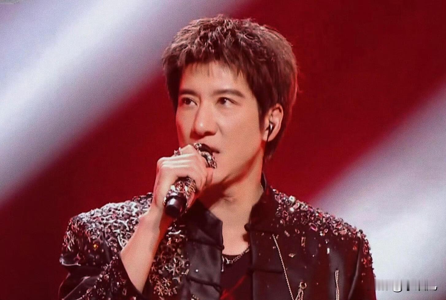不出意外，
意外还是发生了，
“湾区升明月”晚会上，王力宏演唱《盖世英雄》时，耳返好像出问题了！

表情挺困惑的，但后面很快稳住了。这让我想起他成都演唱会那次，耳返碎裂把左耳软骨撞碎，缝了39针，他居然硬撑完整场才去医院。

说实话，这两件事搁一块儿看，我心里挺矛盾的。佩服他专业是真的，能临场救回来