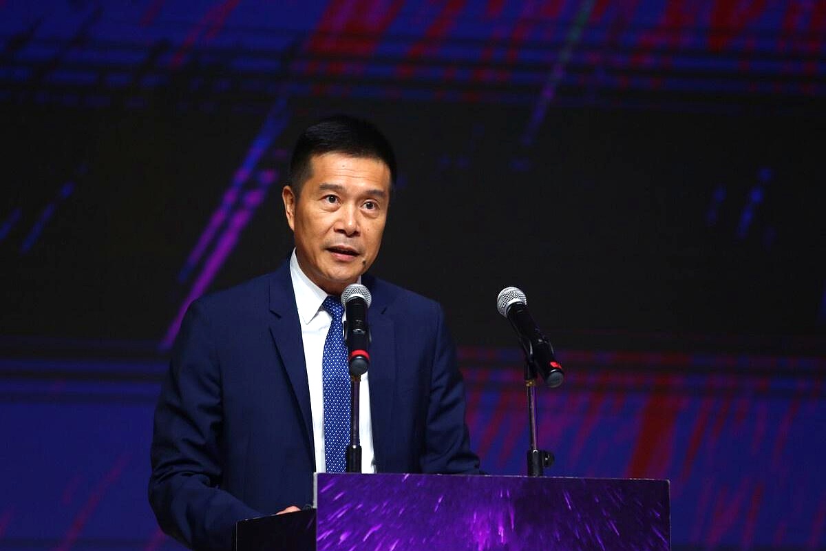 当东莞的主场还在嘈杂时，记分牌停在76:93，17分像一盆冷水。 陈海...