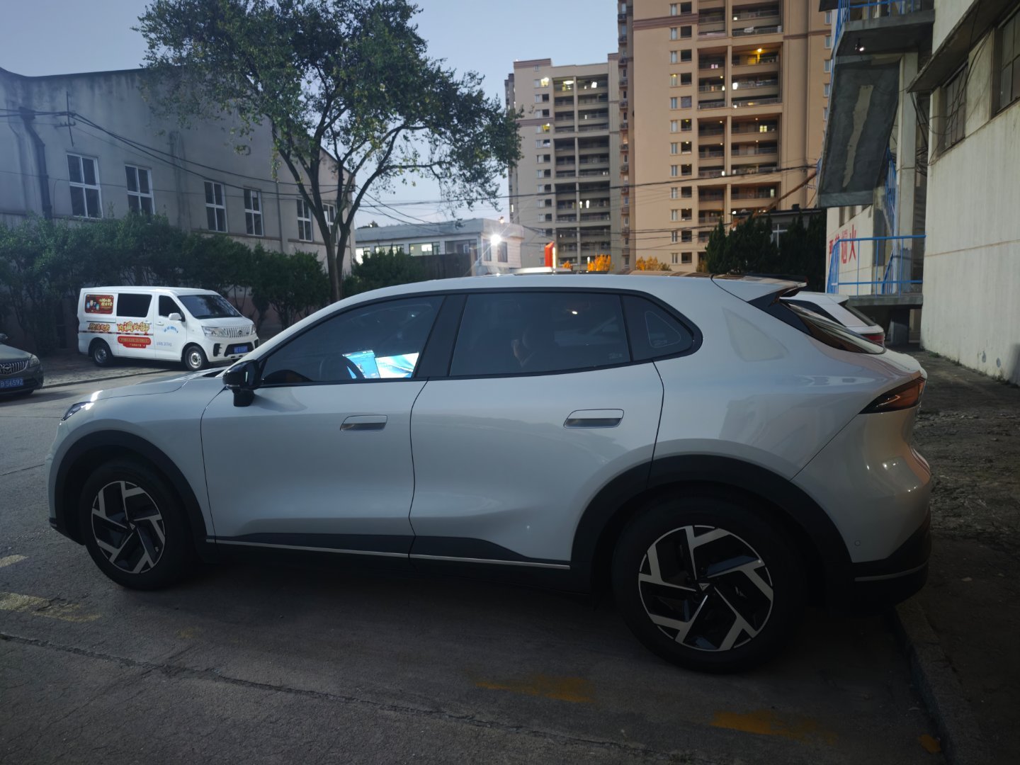 盼了许久，终于喜提非激光版全新深蓝 S05，来交一份我的提车作业。选车阶段我对比了多款同价位新能源车型，反复权衡外观、空间、续航以及智能配置，结合日常通勤代步的需求，最终敲定了这台 S05。下定之后便是等待，到店验车、办理手续，整个提车流程顺畅省心。
第一眼看到实车，颜值比图片更有质感， ​