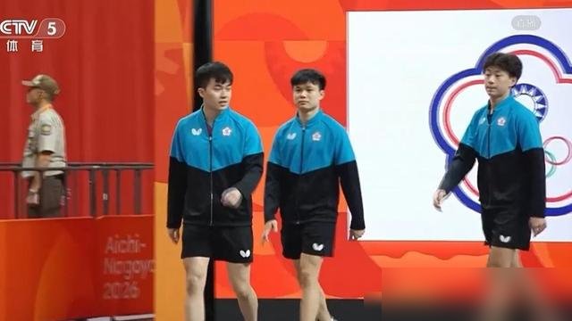 0比2落后，林诗栋直接申请离场换衣服，一去就是好几分钟。
林昀儒当场就找裁判申诉了。裁判核查完，给出四个字：程序合规。
这事儿最扎心的不是规则本身，是林昀儒对林诗栋的交手记录——全败。一局都没赢过。你品品这个细节：一个从来没赢过你的人，在你势头最猛的时候起身走了，回来之后你手凉了，节奏断了，然后