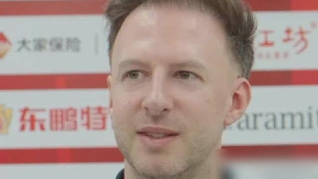 特鲁姆普确实精明。

前脚刚对赵心童和吴宜泽的高排位挑了挑眉毛，话锋一转，就笑嘻嘻地把斯诺克“颜值前三”的头衔，扣在了赵心童、吴宜泽和自己头上。

刚亮出獠牙，转头就递过去一颗水果糖。

很多球迷笑他情商高，其实台球桌上的老江湖，哪有什么纯粹的孩子气。

台面上争的是真金白银和霸主席位。特鲁姆普今年