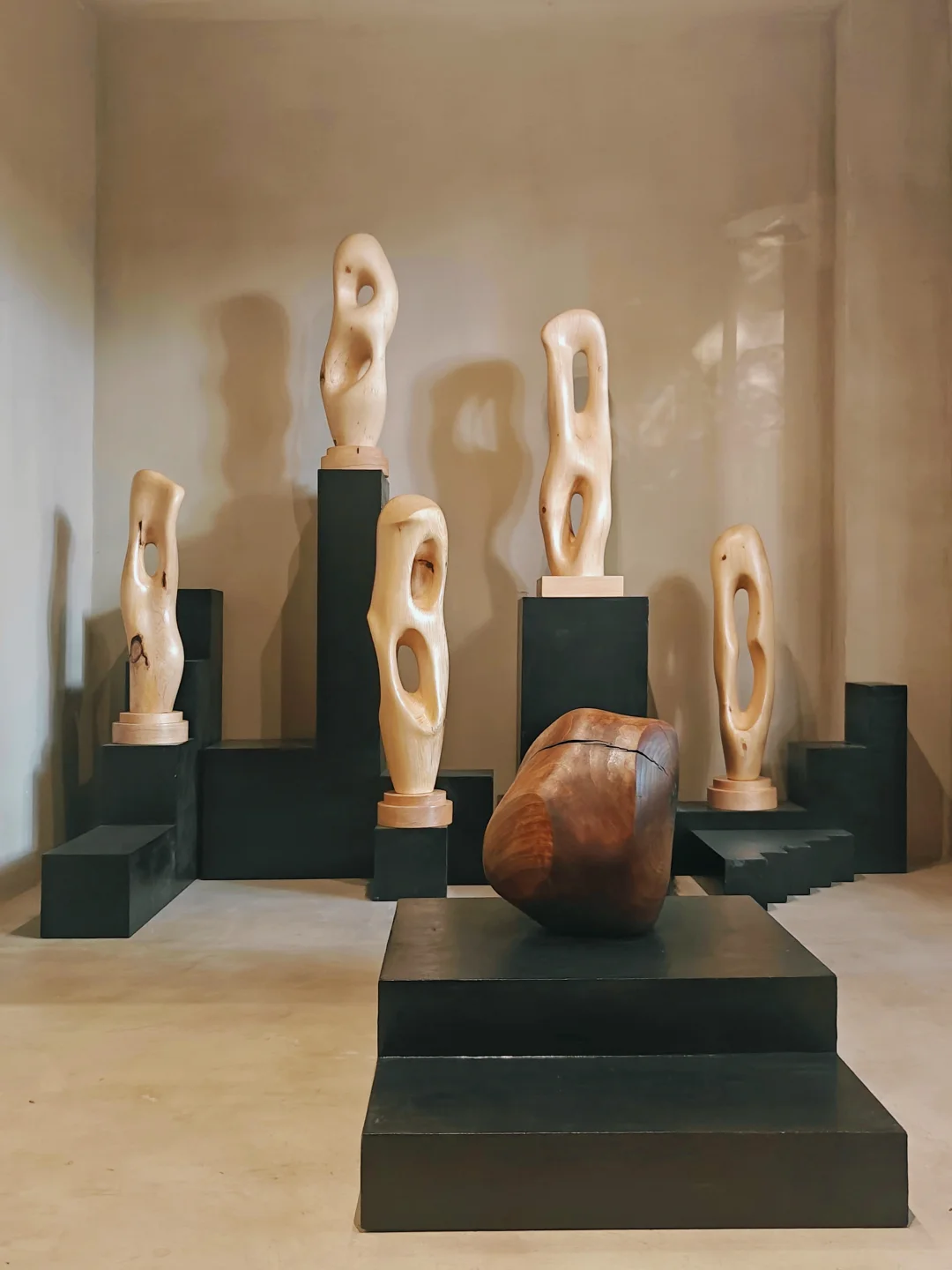 武康路那扇神秘黑铁门后，又有新展上演