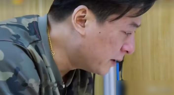 朱雨辰40多了，还在跟妈住。
当年汤唯跟他挤在大红门出租屋，穷得叮当响，吵到2000年女方提分手。后来姜妍也来了，2012年公开恋情，处了几年还是散了。姜妍去年还替他说话：我们仍是好友，别把他推到尴尬位置。
两个女人，一个成了国际影后，一个混得风生水起。就他，还在演妈宝男的剧本。
他妈当年看不