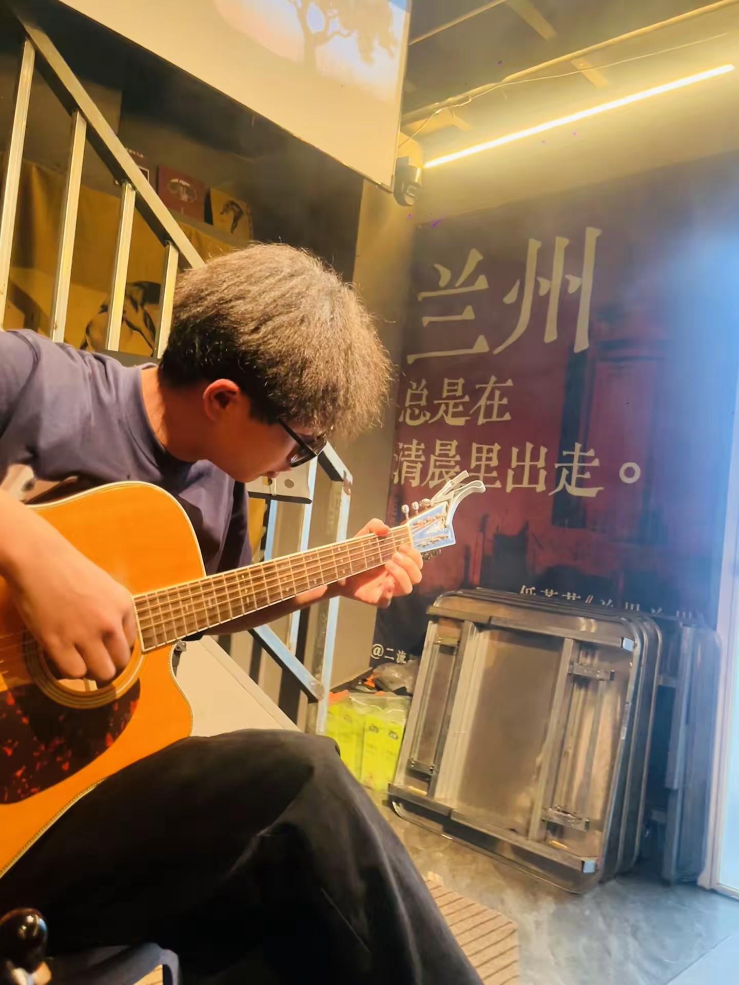 你说我手上好多茧 我只知道你喜欢听梁博