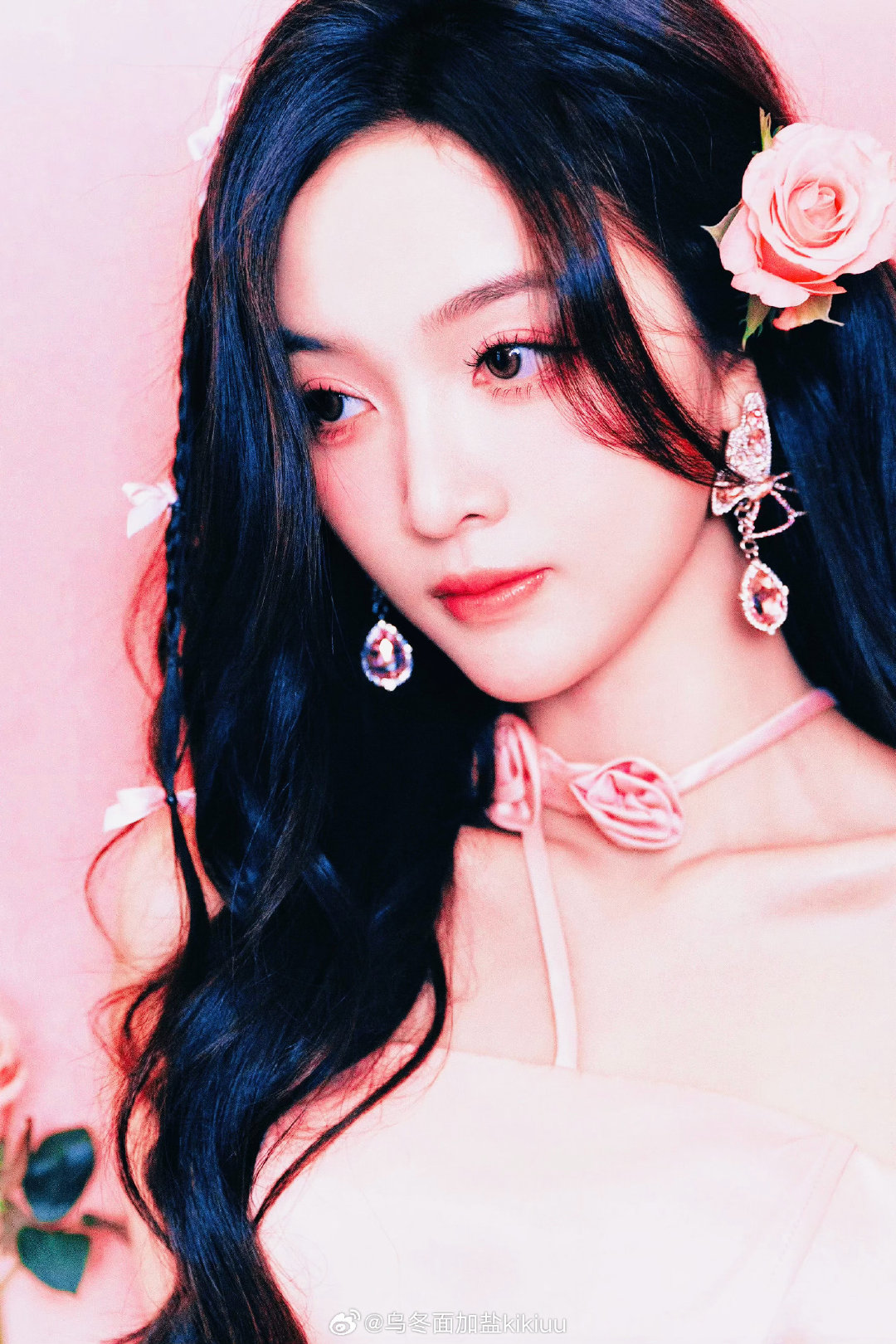 #吴宣仪[超话]# 
≽^•༚•🎀≼粉色系来啦！
 盛夏总在傍晚做着粉色的梦˚⊹♡
#吴宣仪我画你猜# ​ ​