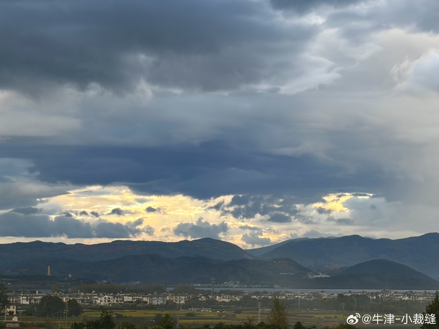 连续三年大理的国庆节都在下雨，对游玩体感、交通出行都会有影响，游客的抱怨也是不可避免。昨晚昆明地震，高铁都停运了，现在应该都恢复了吧。 ​