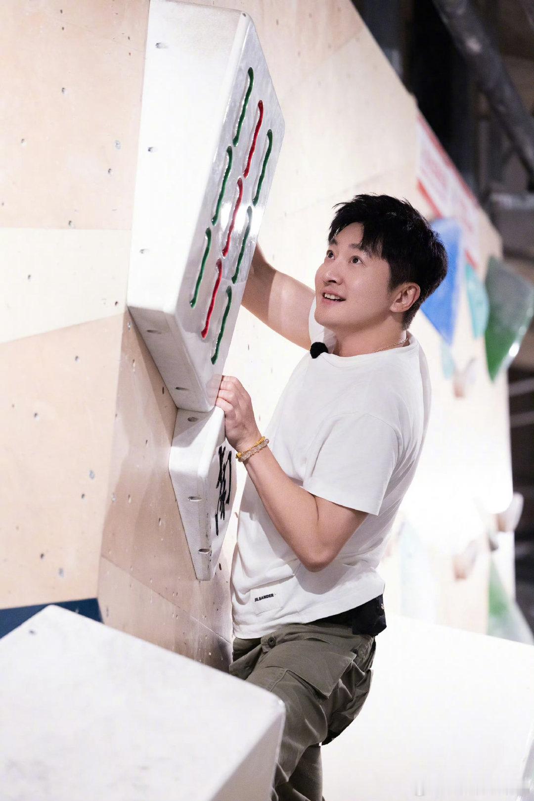#郭京飞李小冉参加综艺# 郭京飞和李小冉一起跳广场舞这段我看了好几遍，一个放得开一个有活力，两人之间的化学反应太有趣了#不想睡的星期五# ​