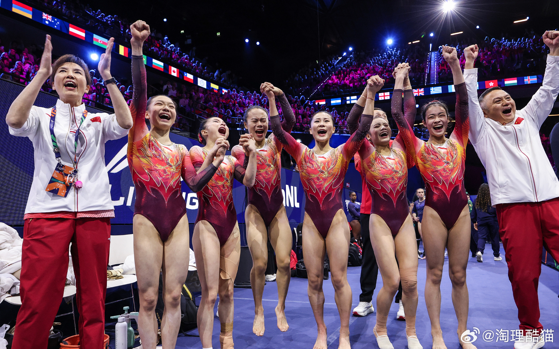 #中国体操女团时隔20年夺冠#

在荷兰鹿特丹举行的2026年体操世锦赛女团决赛中，中国队以165.764分、0.233分的微弱优势险胜美国队，终结了对手自2011年以来的七连冠，时隔20年再次站上世锦赛最高领奖台，并直通2028年洛杉矶奥运会。

一、夺冠历程：平衡木成关键转折
开局跳马落后：第一轮跳马中国队并 ​