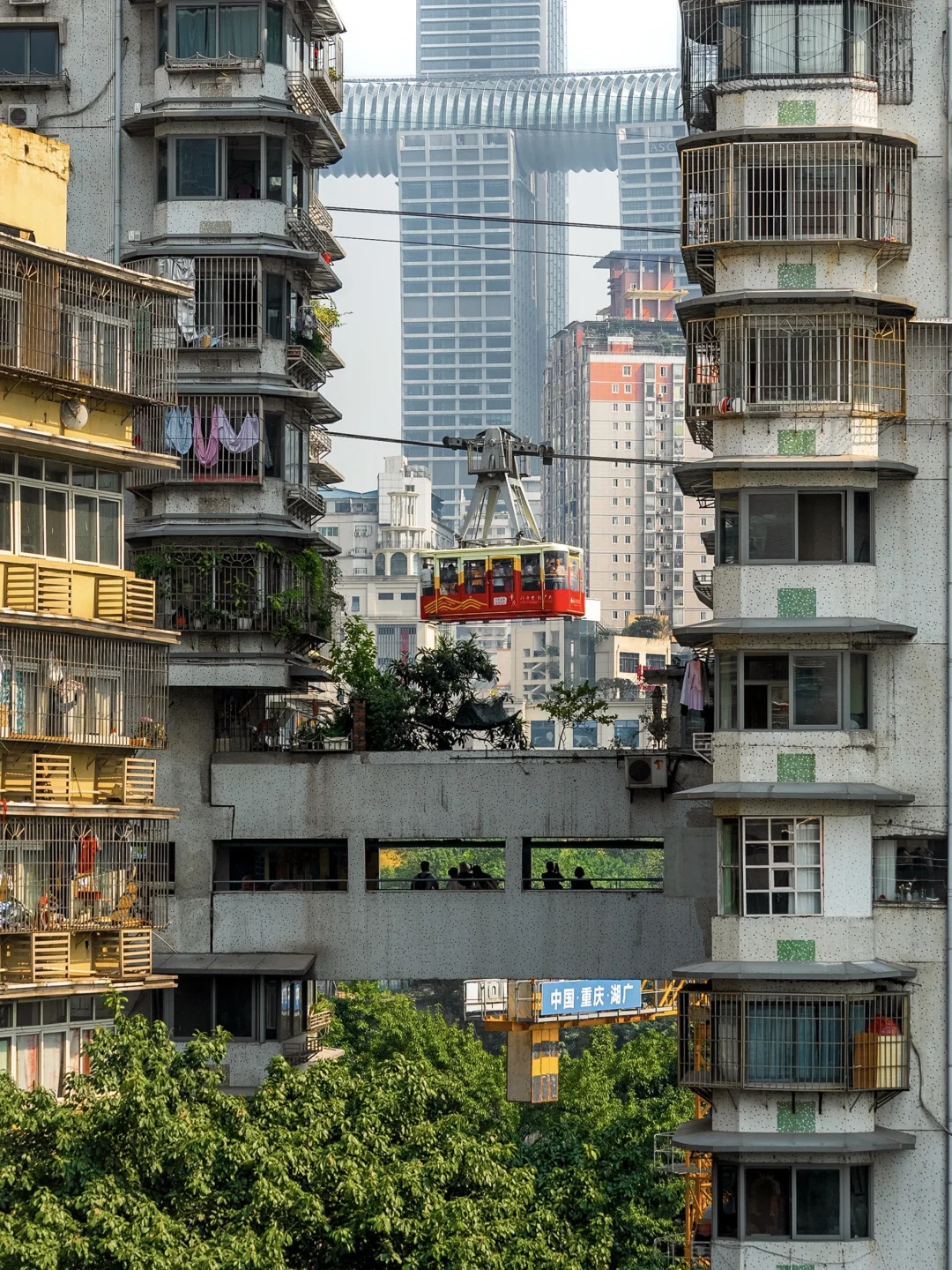 重庆真太魔幻了！超值得体验的空中的公交车