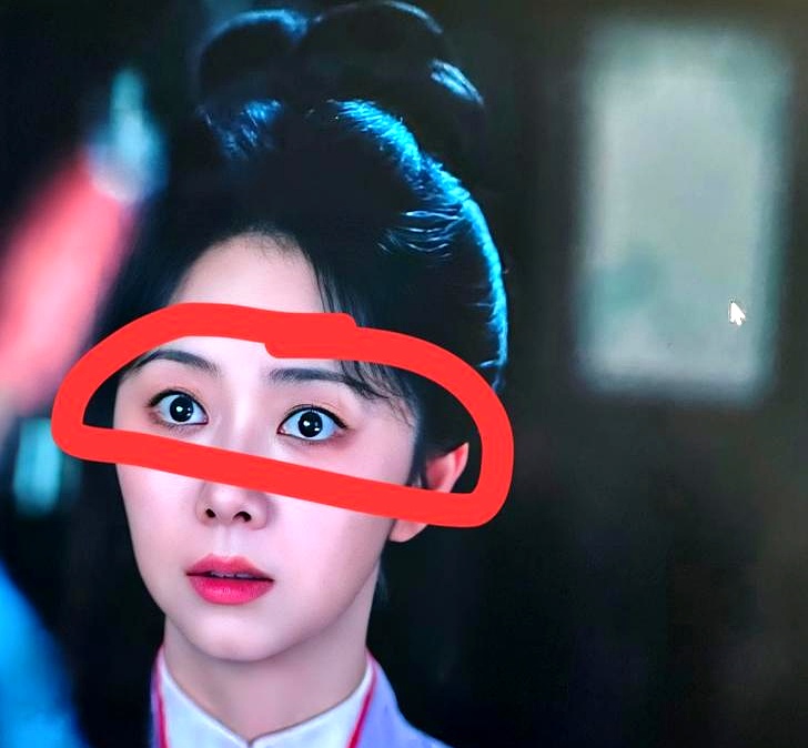 新剧热度刚破三万一，谭松韵就被观众骂上了风口浪尖，满屏都在吐槽她演戏只会仰头、瞪眼、装无辜
 

有人替她辩解，说刘学义一米八三，她才一米六二，俩人差了整整二十一厘米，不仰头视线只能落在男主胸口上，瞪眼纯属够着看对方的生理反应
 

可这个借口，真遮不住演技的短板
 

仰头看人是身高的事，眼睛里没