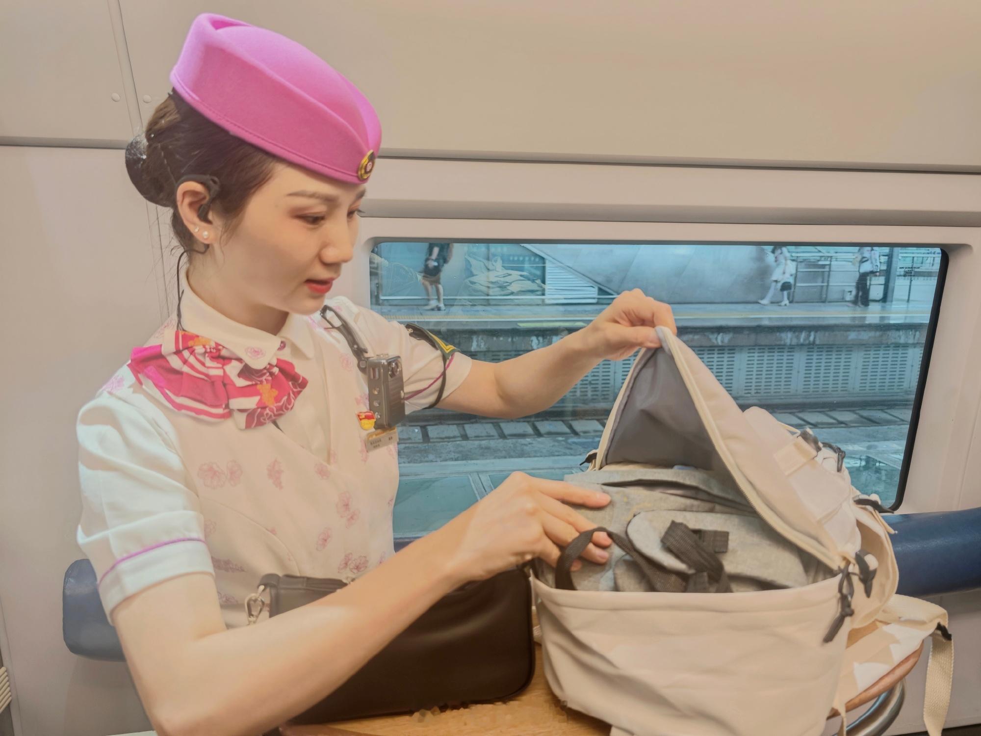 近日，G3717次列车终到广州南站，乘务员在12车厢捡拾到旅客遗失的双...