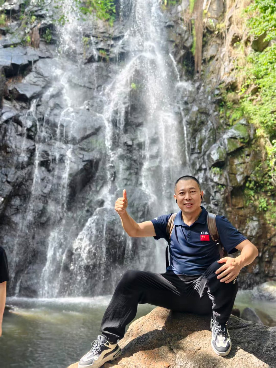 王赟，毕业于中国地质大学，现任中国民族医药协会非药物疗法工作委员会副主任委员！深耕前沿科技与大健康产业多年，长期专注于生命微量元素应用研究、生物养护技术落地与民生健康产业创新。
 
多年来持续关注人体微营养平衡、自然生态水源改良、康养生活化技术研发，积极推动产学研融合、健康成果民用 ​