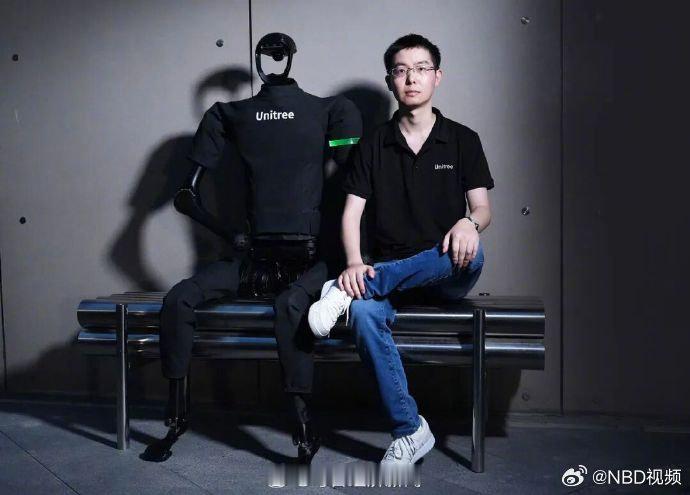 #王兴兴曾抱机器狗坐卧铺去红杉投决会#【对话红杉中国李彦男：最早押注宇树科技的人，究竟看见了什么？】#红杉回应最早押注宇树# #老师曾劝王兴兴放弃机器人方向#《每日经济新闻》记者获悉，8月19日，上交所科创板的敲钟声落定，宇树科技以“人形机器人第一股”的身份，正式走入公开市场。红杉中国是最 ​