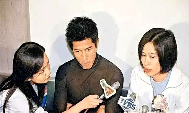 1999年那会儿，郭富城在悉尼开唱，碰上个混血姑娘，结果人家跟男友合伙挖坑，酒店里藏了摄像机，全程录下那些私密画面，回头就拿带子开价勒索。
这事当年闹得沸沸扬扬，就是那个有名的澳洲仙人跳。
小美处理得倒是干脆利落，没掏钱，直接在澳洲法院申请了全球禁播令，官司打赢了，那帮人还得赔钱。
但说真的，后来看