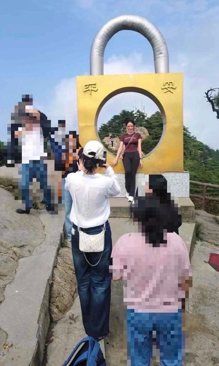 3550【同感】就这样萌萌的给boss拍照🥹
丝总求善待王楚然[拜托]上哪儿去找放假了去哪都陪着老板的好员工啊！ ​