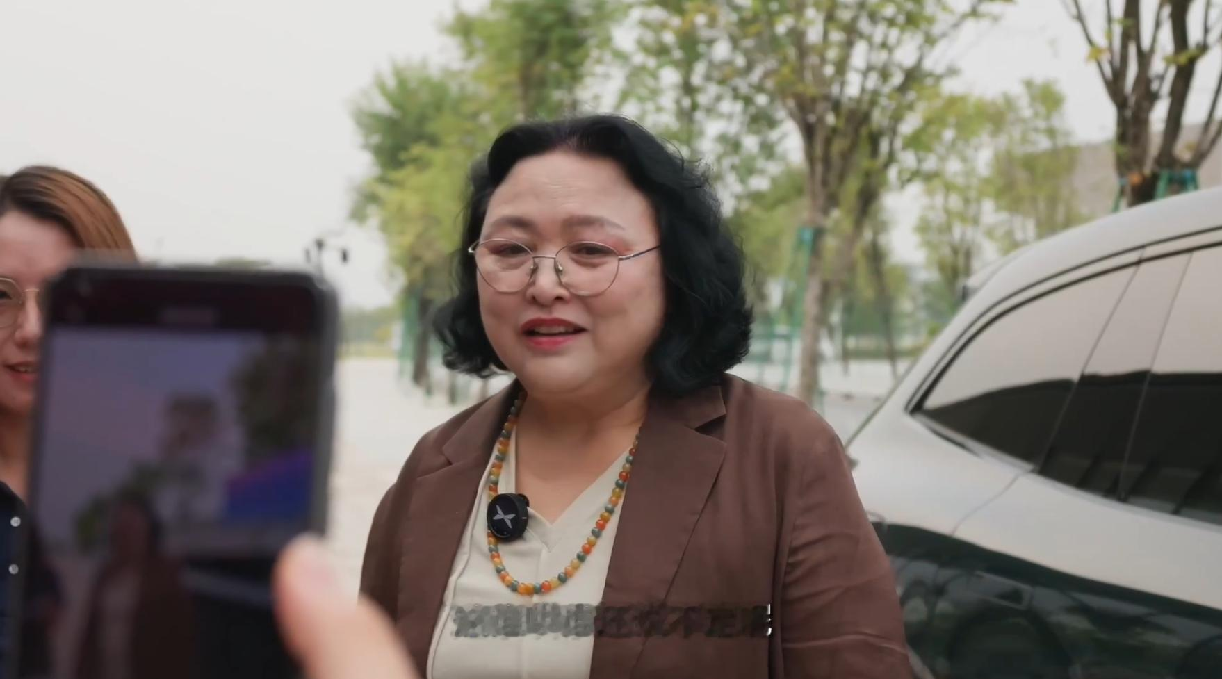 此前，在在小鹏G9L发布会后的群访中环节，何小鹏称做小鹏G9L时和王凤英常吵架，最后“哄一哄就好。

近日，王凤英回应何小鹏说“开会吵一吵，吃饭哄一哄”的真实情况：谁哄谁还不一定呢。[偷笑]（这么说小鹏吹牛了？[捂脸]）

王凤英进一步解释，做产品，有争议是必然的，当内部争议无法消解时，最终裁决权交