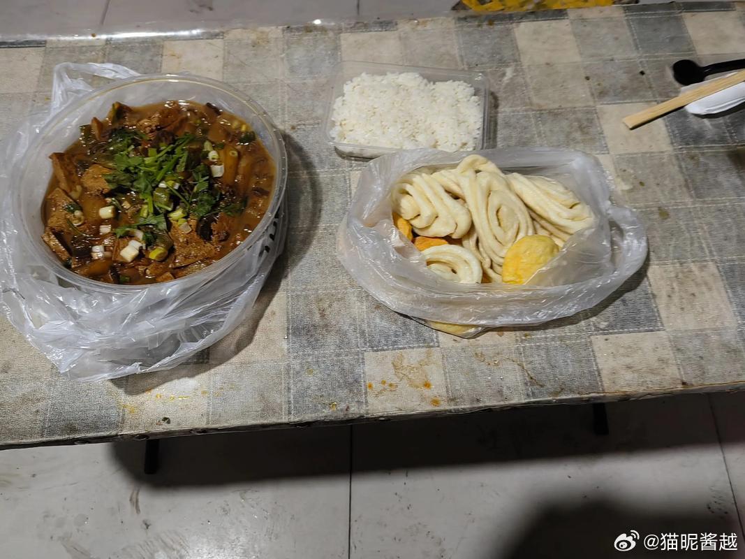 突然发现我已经连续一个月没有点外卖了。 
以前总觉得做饭麻烦，现在每天下班后花半小时给自己做一顿简单的饭，然后边吃边看一集老剧，竟然变成了每天最期待的时刻。 
人真的会变的，而且变好这种事情，往往是在不知不觉中发生的。#改变# ​
