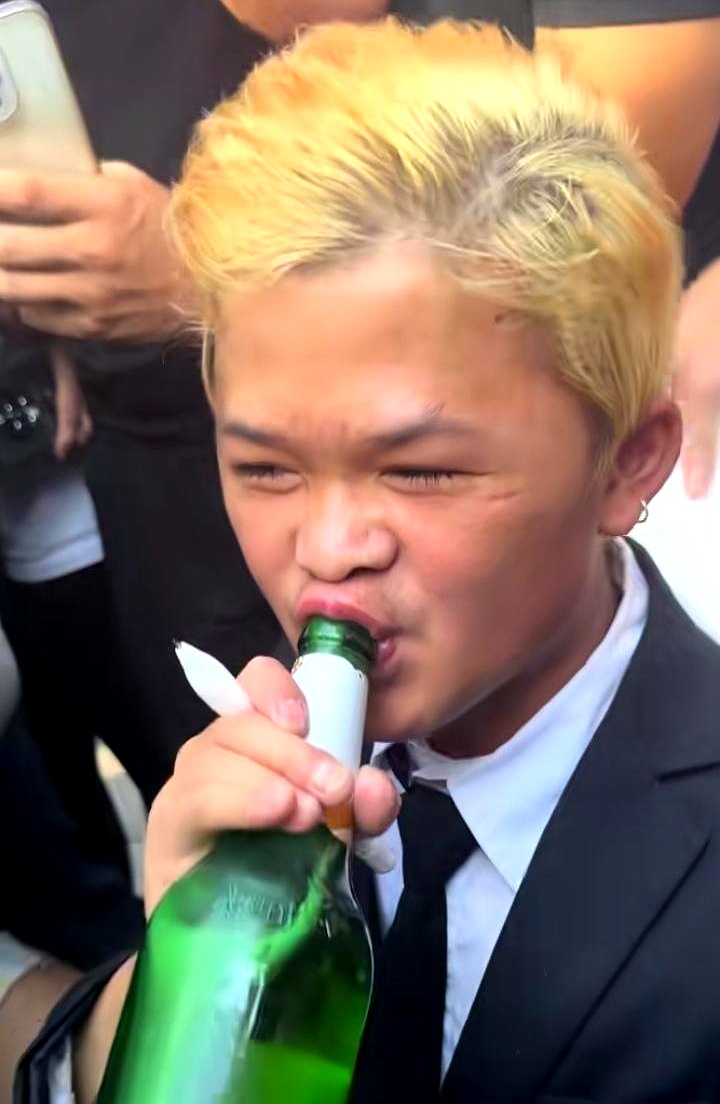 当年凭着一张酷似首富的脸爆红的范小勤，在资本退潮、热度散尽后，居然在2026年靠着成年首播杀回来了。在线人数冲破7万，歪歪扭扭写个名字卖218块，两场直播卖出三千多份，销售额逼近百万直接冲上抖音带货榜第一，这翻盘速度让人始料未及。
 

家里父亲截肢残疾，母亲智力障碍，哥哥也有残疾，换作以前，这样的