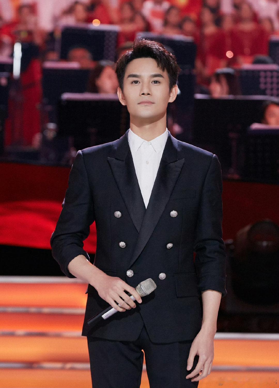 #王凯[超话]# (9.01)，你好九月，再见八月！任时光匆匆我只在乎你！#王凯交锋# ​