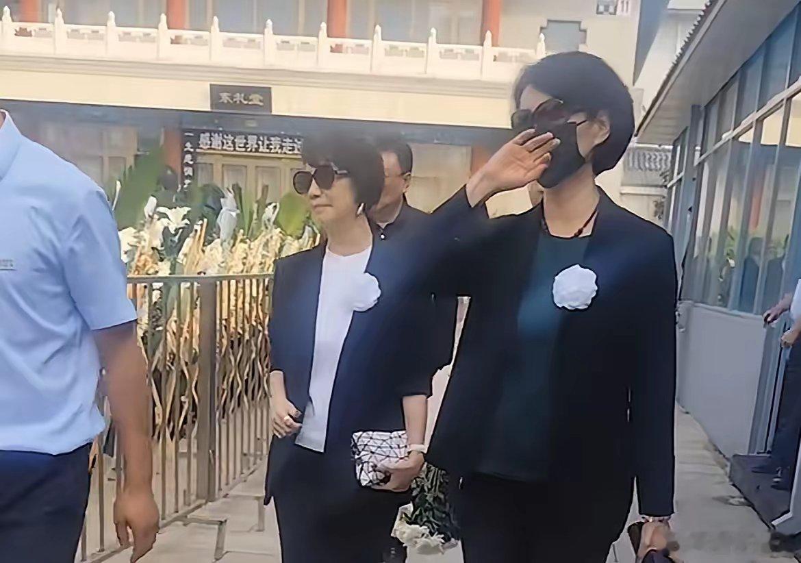 敬一丹追悼会正式举行！
众多大咖现身送别，李修平戴黑色口罩，明显哭过，陈铎夫妇也来了，“中国十大演播家”瞿弦和被人搀扶着也来到现场。
​9月17号，央视知名主持人敬一丹的追悼会在八宝山东礼堂举行，一大早便有很多大咖主持人现身悼念，这其中包括消失许久的某某元，以及涉足网红圈的金龟子王宁 ​