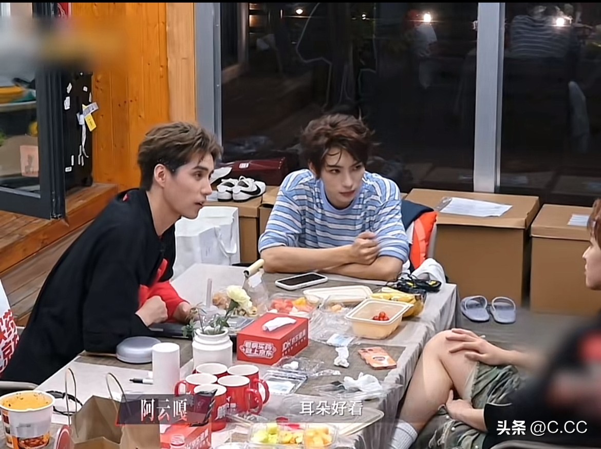 阿云嘎夸唐九洲这段太逗了！
耳朵好看、耷拉眼、鹰钩鼻、饱满的微笑唇、大板牙、天庭饱满、婴儿肥，[捂脸][捂脸][捂脸]
每一个词一出来颜安就笑的不要不要的，
唐九洲到最后也分不清阿云嘎是否在夸他了，
最后颜安用阿云嘎的这些形容词生成了他心目中唐九洲的脸！
看到那张图的时候他们三个人都笑倒了！