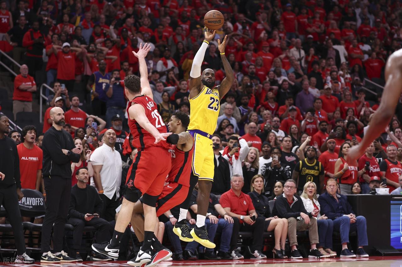 据NBA消息，洛杉矶湖人队与休斯顿火箭队的第四场季后赛正在如火如荼展开...