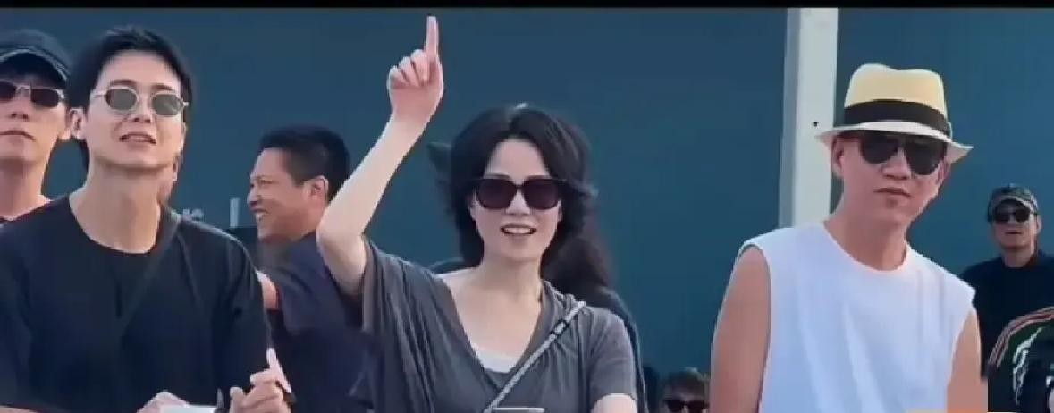 接近六十岁的王菲这次在镜头前放飞自我，跟着身边的年轻男摄影师欢快地蹦蹦跳跳，甚至被拍到举止过于亲密，着实让不少老粉丝心里犯起了嘀咕

这边是天后毫无顾忌地随性折腾，那边却是谢霆锋多年如一日的沉稳低调，从不跟异性勾肩搭背，这两人的相处的反差实在太明显

听说这个年轻小伙是她的私人摄影师，走到哪儿跟到哪