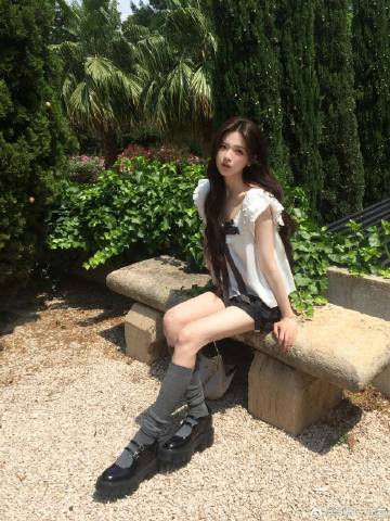 杨超越 夏日黑白色彩穿搭，青春活力的超越妹妹。