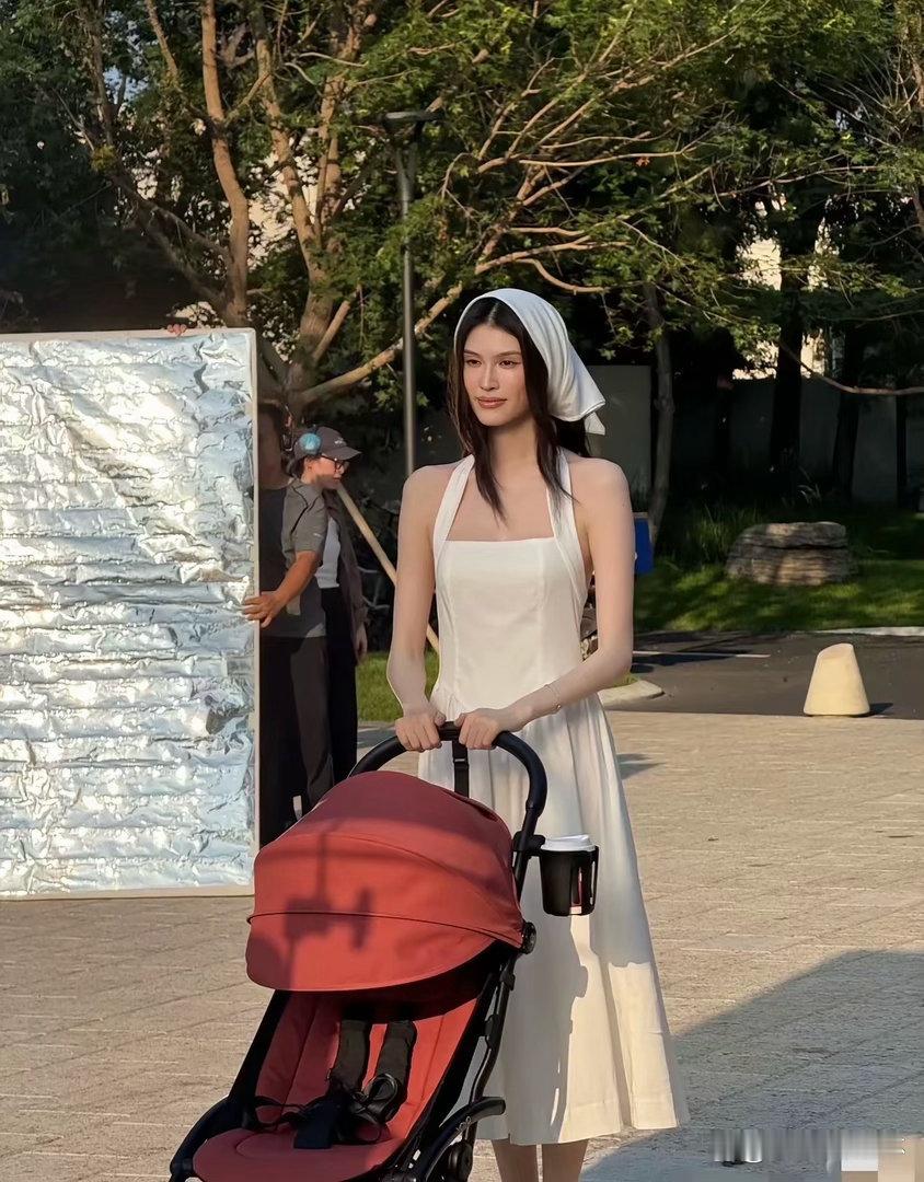 陈伟霆的审美绝了，何穗如此超级高级的脸被他发现了 ​​​