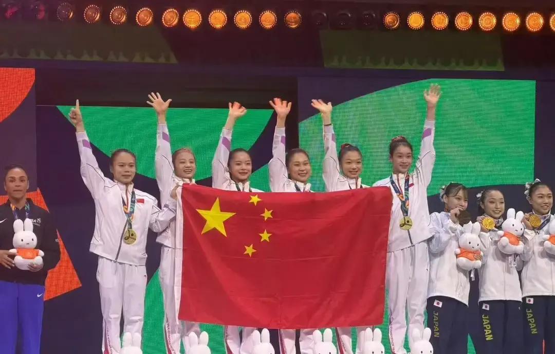 整整20年了，中国体操女队终于又一次在世锦赛团体赛上拿到了最高荣誉。
决赛这一战打得极其聪明，队伍果断舍弃了预赛里那些容易翻车的冒险难度。
柯沁沁、邱祺缘、张清颖、杜思雨，四个姑娘硬是顶住了天大的心理压力，整整12套动作全员零失误、稳稳落地。
165.764分亮出来的那一刻，不仅力压群芳拿下冠