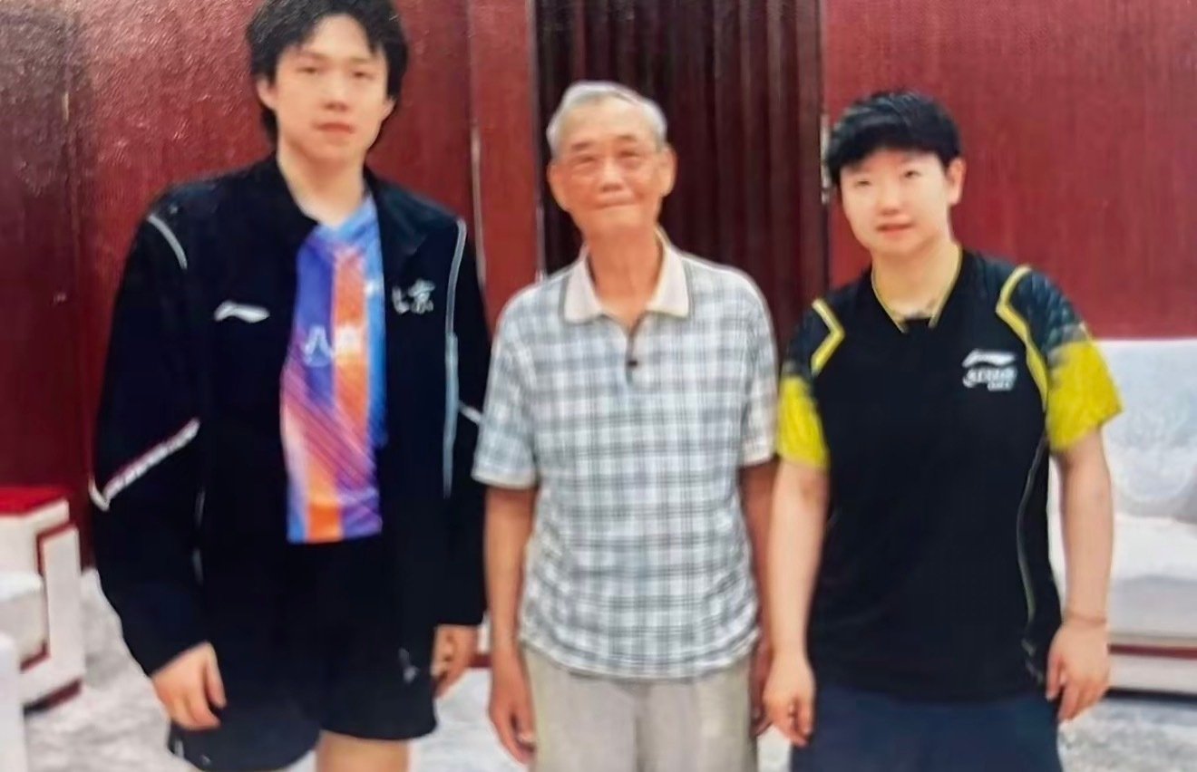 全锦赛莎头和梁友能功勋教练的合影[拜托] ​