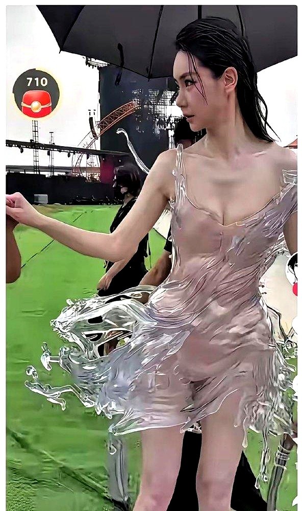 连人带裙被小推车推着进场，戚薇这次算把红毯玩明白了。

武汉芭莎之夜，她弄了件32斤重的透明树脂3D打印裙。材料硬到打不了弯，根本迈不开腿。台上她也没装轻松，该扶扶该推推。灯光下裙子像冻住的水花，确实有布料做不出的凝固感。

现在红毯早不拼高定珠宝了，改拼工业材料。衣服穿上走不了路，这算礼服还是装置