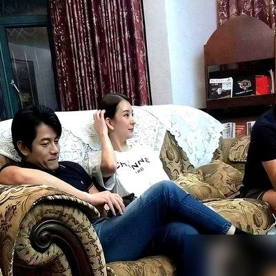 快六十的人了，演唱会连轴转完，回家照样蹲地上擦地板。郭富城这几年画风是真变了。当年娶方媛，全网盯着他算账，笑他抠，防老婆跟防贼似的。现在呢，方媛被黑粉围攻，他直接甩一句“有事冲我来”。巡演间隙不歇着，拖家带口重游新加坡，订票吃饭全是他张罗。临沂站刚蹦完迪，转头就晒在家带三个闺女的日常。男人把钱和力气
