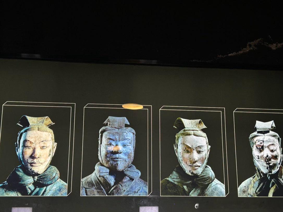 有导游说，这几个文官俑分别像陈道明，岳云鹏，黄晓明和刘德华……仔细看还真挺像呢！[嘻嘻]  ​