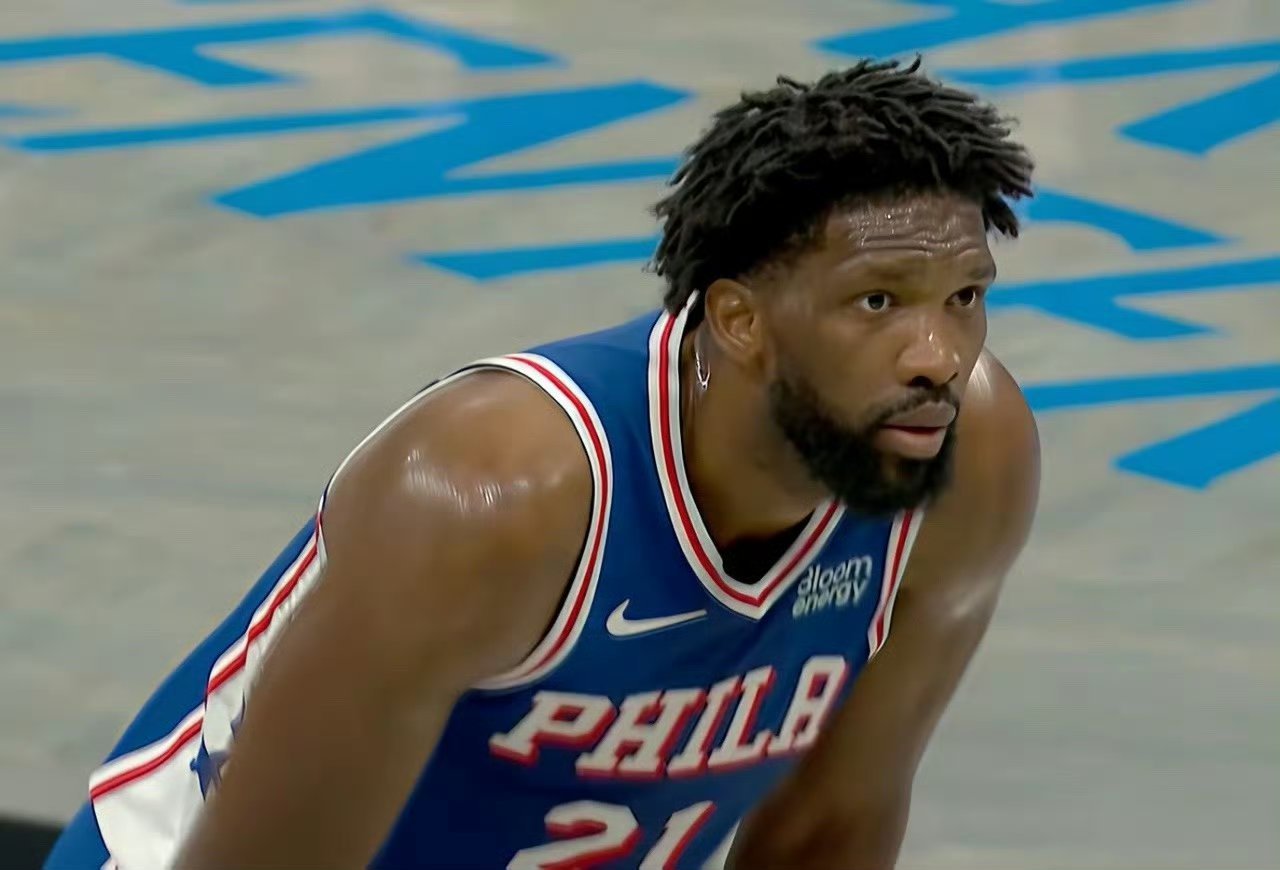 恩比德秒变CBA队友！詹姆斯废队友实锤了！
恩比德近年虽饱受伤病困扰，但只要能上场，基本都能打出不错表现。
可自从詹姆斯来76人后，一切都变了：
恩比德的球权被詹姆斯分走，詹姆斯又没三分威胁，对手干脆放空他去包夹恩比德。
今天上半场，恩比德只得到4次出手机会，失误却高达7次。
至少从本场比赛 ​