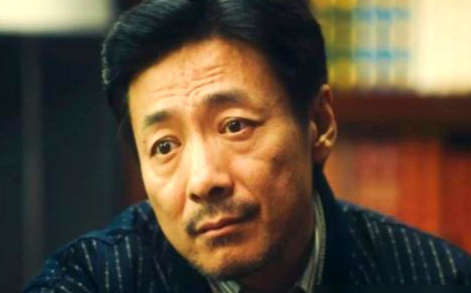 拍完一场对手戏，欧豪脑子直接麻了，愣在片场半天没缓过神。

对面站着的是祖峰。在新剧《交锋》里，这老戏骨台词寥寥，全靠一双眼睛死死盯过来，硬生生砸出让人喘不上气的压迫感。欧豪当场就被卷进戏里，连呼吸都忘了节奏。

翻翻祖峰这两年的本子，话剧电影连轴转，《家庭简史》演完直接去走戛纳红毯。可只要导演一喊