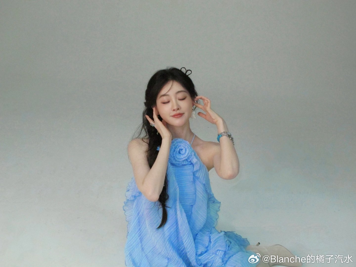 #祝绪丹[超话]# zxd #祝绪丹新歌浪漫女子图鉴#  💚 #请多关祝#
你的灵魂里住着微风，吹过的地方都会开出花朵。
 ​