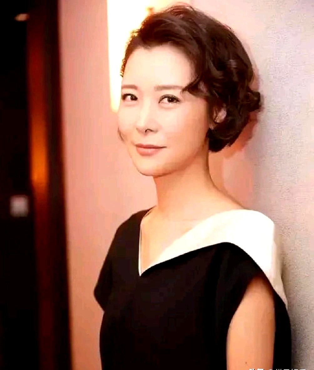 医生曾断言她活不过38岁。如今52岁的柯蓝依旧只谈恋爱，死活不结婚生娃。

外界吐槽她是不婚怪人，她从不辩解，转头咽下治强直性脊柱炎的药片。这不死癌症早把她的骨缝熬出苦味。

11岁病发连带哮喘，疼得整宿跪趴在床上喘气时，她就替未来孩子做主了。病会遗传，她断不肯让骨肉来人间遭同一次罪。

她谈恋爱掏
