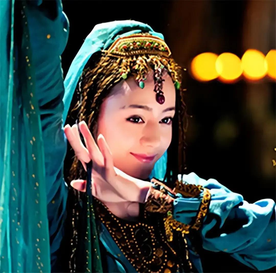 晚宴后，唐玄宗迫不及待地宠幸了一位西域歌姬，不成想，歌姬很快就怀孕了。九个月，歌姬就生下了一个女儿。唐玄宗对女儿嫌弃无比，直接将她们母女俩，扔到道馆中，再也没有管过她们。
 
虫娘站在昏暗的殿角，手里攥着半块从道观带来的干饼。唐玄宗靠在旧榻上，眼睑垂着。
 
“你来做什么。”他声音干涩。
 
虫娘把