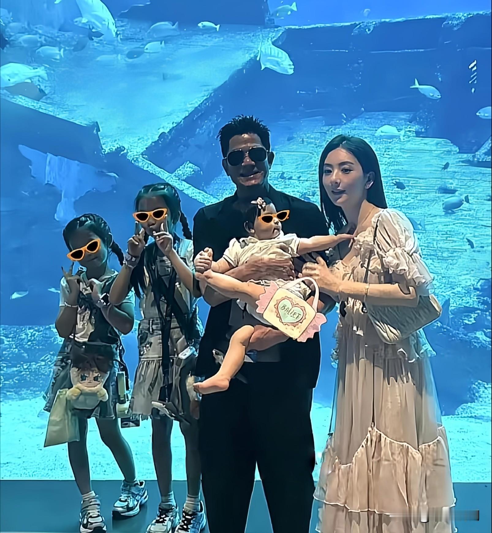 当年全网笑方媛高攀，如今再看：郭富城才是赢家

郭富城当年娶方媛，网上很多人一片质疑声，如今回过头看，安静了很多。

那时候不少网友留下了“高攀”这种评价：出身平凡，没有亮眼学历背景，早年当过网络红人，很多人并不看好这门婚事。一晃这么多年过去，养育了三个女儿，日子过得安稳从容。郭富城60岁依旧在舞台